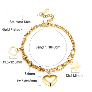 Détail du bracelet en acier inoxydable doré avec breloques cœur et chaîne de 18+3cm