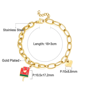 Détail du bracelet chaîne plaqué or avec breloques sucette pastèque et cœur doux