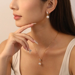 Zircon and pearl jewelry set with heart studs and matching necklace in gold finish