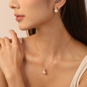 Elegant pearl and zircon heart jewelry set with necklace and earrings on model
