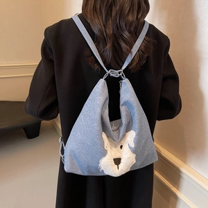 Sac fourre-tout chiot en denim bleu porté comme un sac à dos élégant et de grande capacité