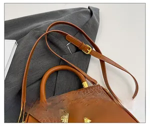 Details des verstellbaren Riemens und der goldene Sonnenblumenverschluss der Tasche
