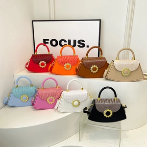 Schicke Handtaschen mit Krokodilprägung und goldenem Sonnenblumenschloss in vielen Farben