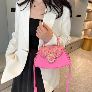 Rosa Handtasche mit Krokodilprägung, goldener Sonnenblumen-Schließe und Gurt