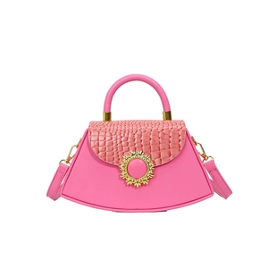 Rosafarbene Handtasche mit Krokodilprägung, goldener Sonnenblumenschnalle und Gurt