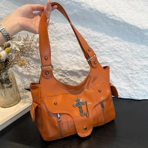 Sac À Épaule Gothique Vintage Cuir PU Texture Litchi Pendentif Croix Chaîne Sac À Main Grande Capacité Punk Streetwear