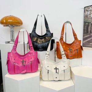 Sacs hobo rétro punk grande capacité avec croix métallique et chaîne en quatre couleurs
