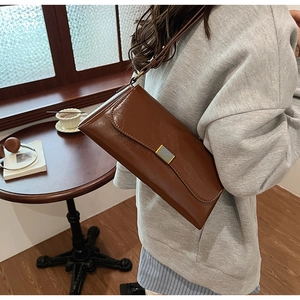 Borsa baguette in pelle verniciata marrone con fibbia metallica e sottile tracolla