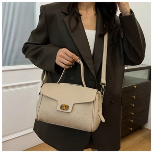 Sac à main beige en cuir grainé avec fermoir doré et bandoulière réglable amovible