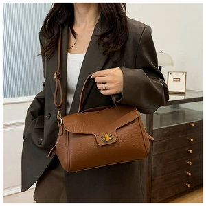 Sac à main en cuir marron avec fermoir tournant doré et poignée supérieure élégante