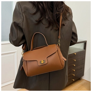 Détail du sac à main marron avec motif litchi et boucle en métal bronze rétro chic