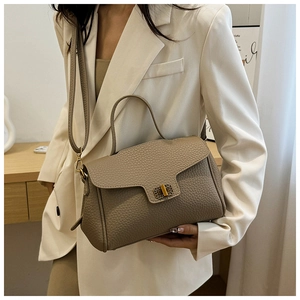 Gros plan du sac à main en cuir grainé gris éléphant avec fermoir vintage en métal