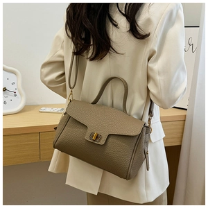 Détail du sac à main en cuir kaki avec boucle dorée vintage et bandoulière amovible
