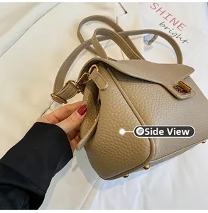 Vue latérale détaillée montrant la structure en accordéon et le cuir grainé du sac à main