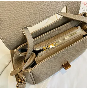Détail de l'intérieur du sac en cuir grainé avec fermeture éclair dorée et compartiments