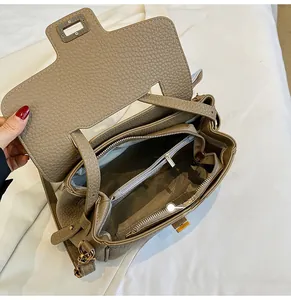 Détail de l'intérieur du sac à main en cuir grainé kaki avec compartiments multiples