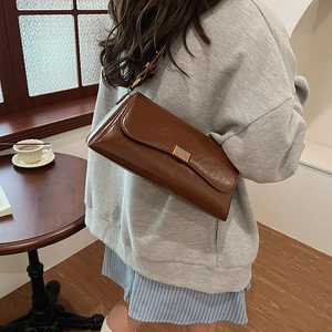 Borsa baguette vintage in pelle marrone lucida con elegante fibbia dorata da donna