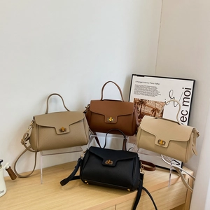 Sacs à main chic en cuir grainé avec boucles dorées, disponibles en quatre tons neutres