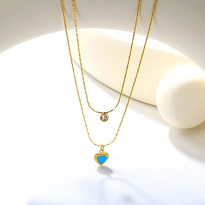Détail du collier double rang plaqué or 18K avec cœur bleu et pendentif en zircon