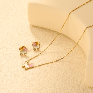 Dettagli del set gioielli passeggino con smalto rosa e finitura placcata oro