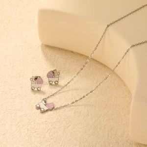 Set gioielli passeggino in smalto rosa e bianco con collana e orecchini a lobo