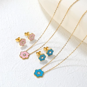 Dettaglio del set di gioielli a fiori in smalto con petali rosa e blu e piccoli strass