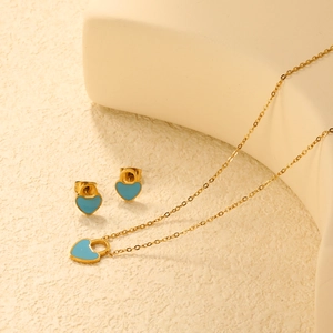 Dettaglio del set collana e orecchini a lucchetto a cuore dorato con smalto blu