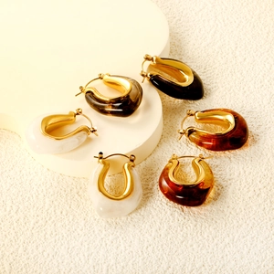 Retro resin U-shaped hoop earrings in amber and cream on geometric pedestals