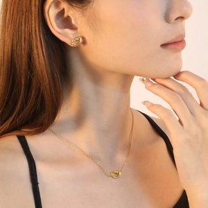 Parure de bijoux minimaliste dorée avec collier à nœud et boucles d'oreilles pour femme