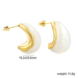 Dettaglio orecchini ad arco dorati con resina bianca, misura 15,2x23,5mm e peso di 11,8g