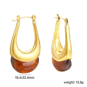 Dettaglio orecchini a U dorati con perline in resina marrone e dimensioni 19,4x32,4mm