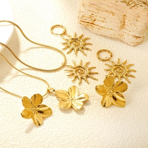 Fleur Soleil Pendentif Collier Boucles Oreilles Bijoux Acier Inoxydable Texture Brossée Design Spirale Évidé Femmes Mode