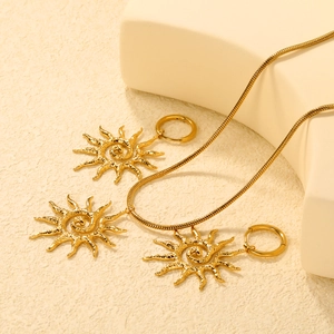 Parure de bijoux en acier doré avec collier pendentif soleil et boucles d'oreilles créoles