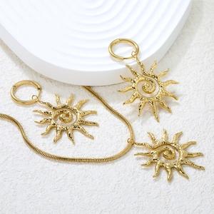 Parure de bijoux soleil doré avec collier à pendentif spirale creuse et boucles d'oreilles