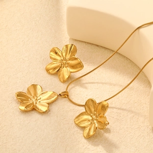 Stainless Steel Textured Flower Petal Necklace And Stud Earrings Elegant Floral Jewelry For Women