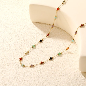 Collier de perles de pierres précieuses multicolores avec chaîne dorée 18 carats et décor