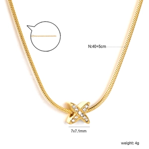 Détail du pendentif en U doré avec cristaux blancs et chaîne serpent ajustable