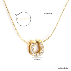 Spécifications de taille pour un collier fer à cheval doré orné de zircons cubiques