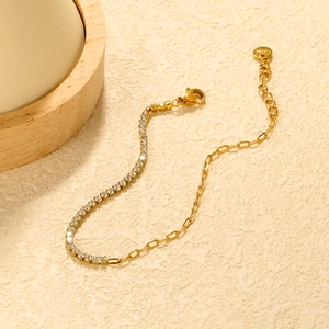 Detail eines Gold-Edelstahl-Kettenarmbands mit Zirkonia und einem Karabinerverschluss