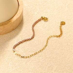Goldenes Edelstahlarmband mit rosa Zirkonia-Steinen und Paperclip-Gliederkette
