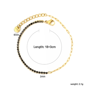 Detaillierte Makroansicht von Edelstahlarmband mit 2mm schwarzen Zirkoniasteinen