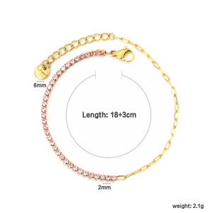 Detailansicht der goldfarbenen Büroklammerkette mit rosa Zirkonia und S.Steel-Anhänger