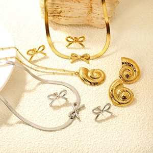 18K gold stainless steel jewelry set featuring bow earrings and conch pendant necklace