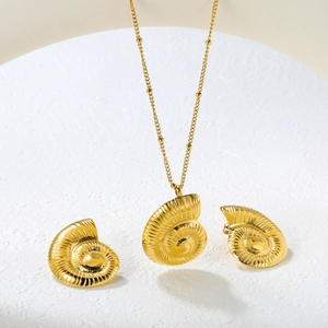 Detail of 18K gold stainless steel jewelry set with seashell pendant and ball chain