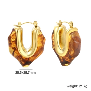 Detailed view of U-shaped amber resin earrings with dimensions 25.6x29.7mm and weight 21.7g