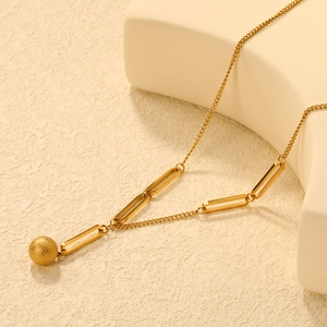 Dettaglio collana in acciaio inossidabile 18K con ciondolo a sfera satinata e maglie a graffetta