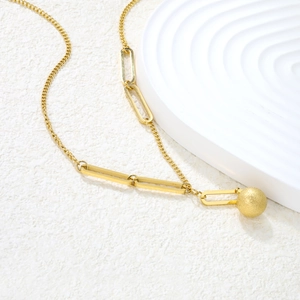 Dettaglio del pendente a cuore in oro 18k con finitura satinata e struttura moderna