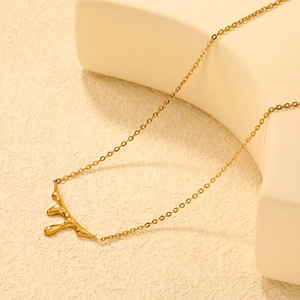Collana placcata oro 18K con ciondolo a cuore in lava fluida e catena lucida