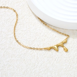Collana con goccia di lava in acciaio inossidabile dorato con finitura a specchio lucida
