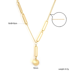 Dettaglio collana a Y in oro 18K con ciondolo a sfera opaca 10mm e catena a maglie